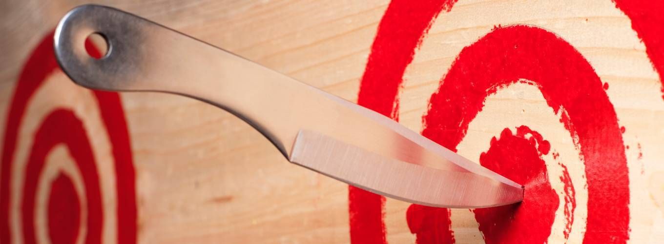 Метание ножей в тире — для развития ловкости рук