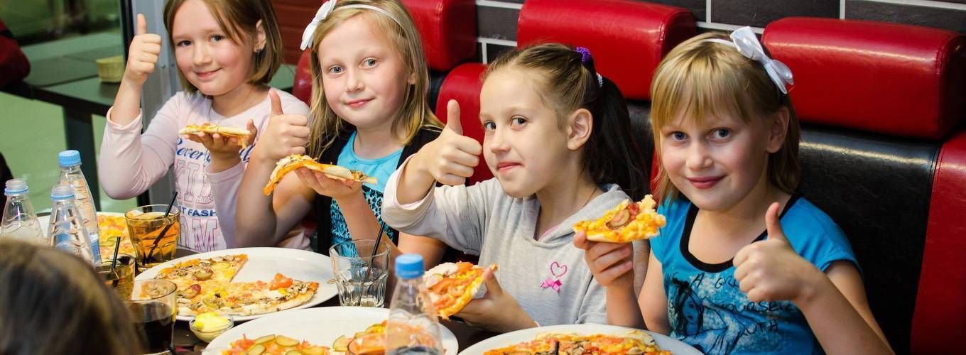 Праздник + обучение: дети готовят пиццу в кафе GARAGE