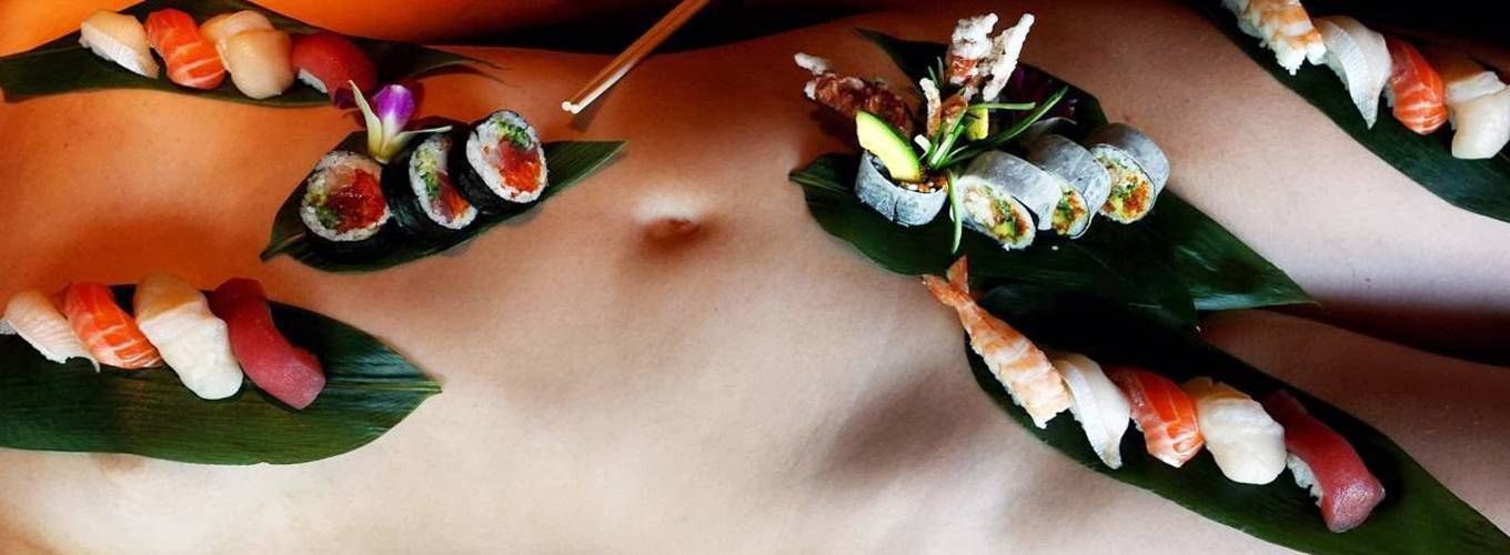 Поедание суши с обнаженного тела