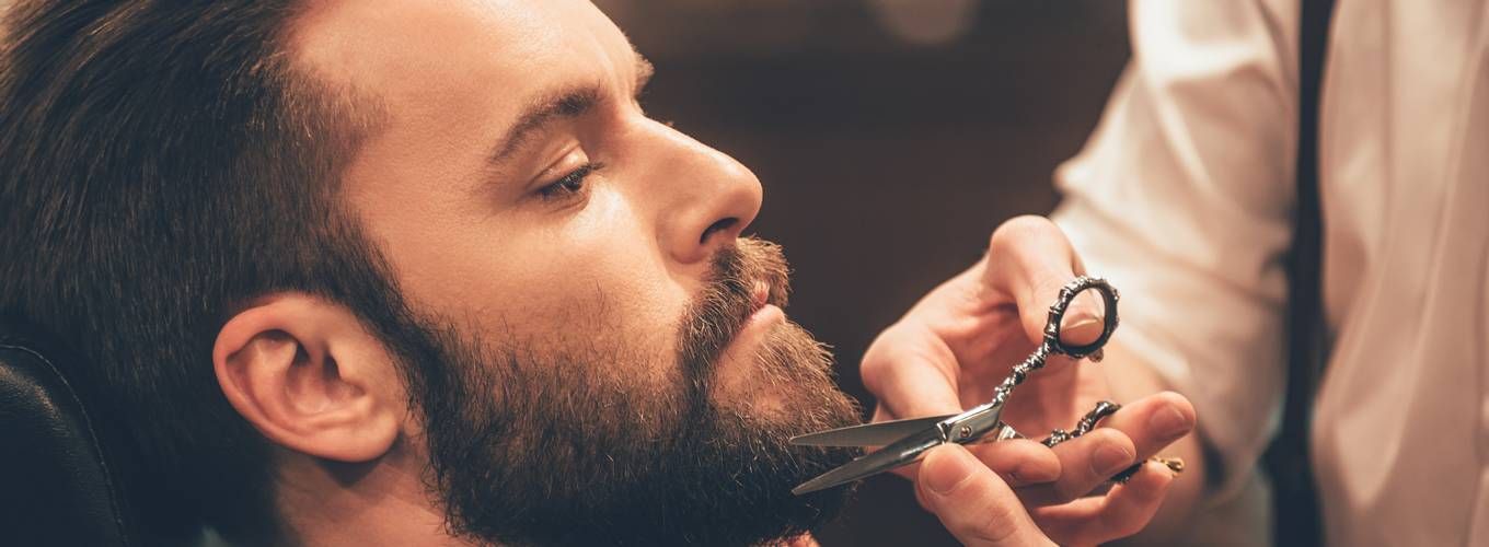 Мужская стрижка и бритье опасной бритвой в барбершопе бизнес-класса